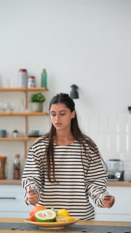 mujer mirando frutas en la cocina