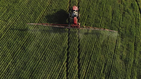tractor rociando plantaciones de soja en brasil