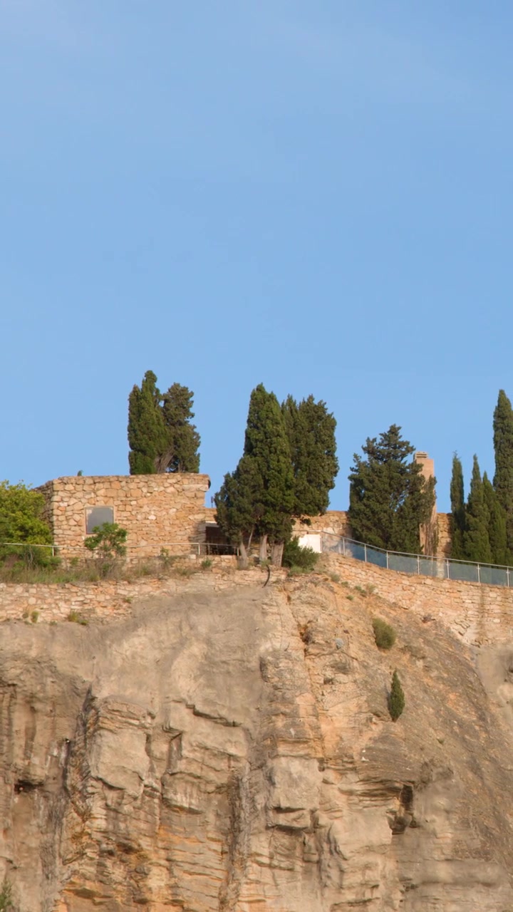 Antico edificio in pietra arroccato su una scogliera rocciosa