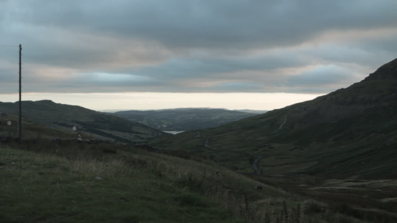 uno puede ver numerosas montañas cubiertas de verde se encuentra en windemere, distrito de los lagos, inglaterra con cielo nublado