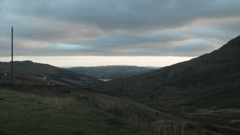 Uno-Puede-Ver-Numerosas-Montañas-Cubiertas-De-Verde-Se-Encuentra-En-Windemere,-Distrito-De-Los-Lagos,-Inglaterra-Con-Cielo-Nublado