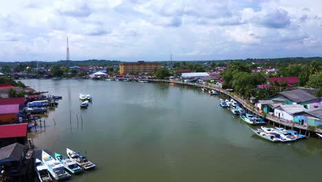 Luftaufnahme-In-Richtung-Der-Hafenstadt-Balikpapan-In-Manggar,-Ost-Kalimantan,-Indonesien