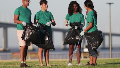 grupo de voluntarios recogiendo basura