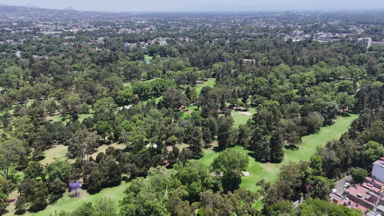 vistas aéreas revelando la exuberante vegetación del club de campo en la ciudad de méxico
