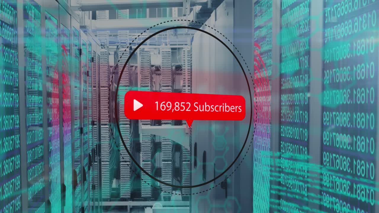 Animazione di testo di social media ed elaborazione dati informatici su server di computer.