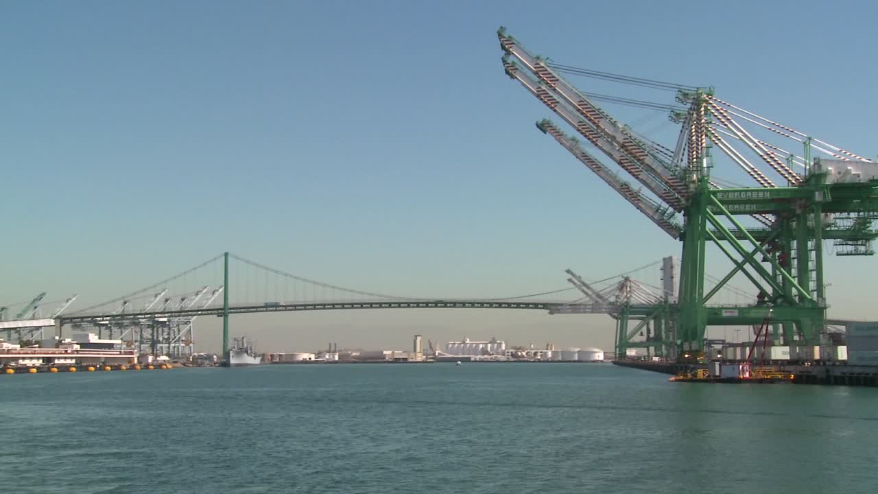 toma pov de un bote de grullas y escenas del puerto de san pedro de long beach 1