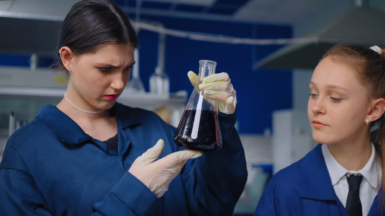 científico examinando un líquido púrpura en un frasco