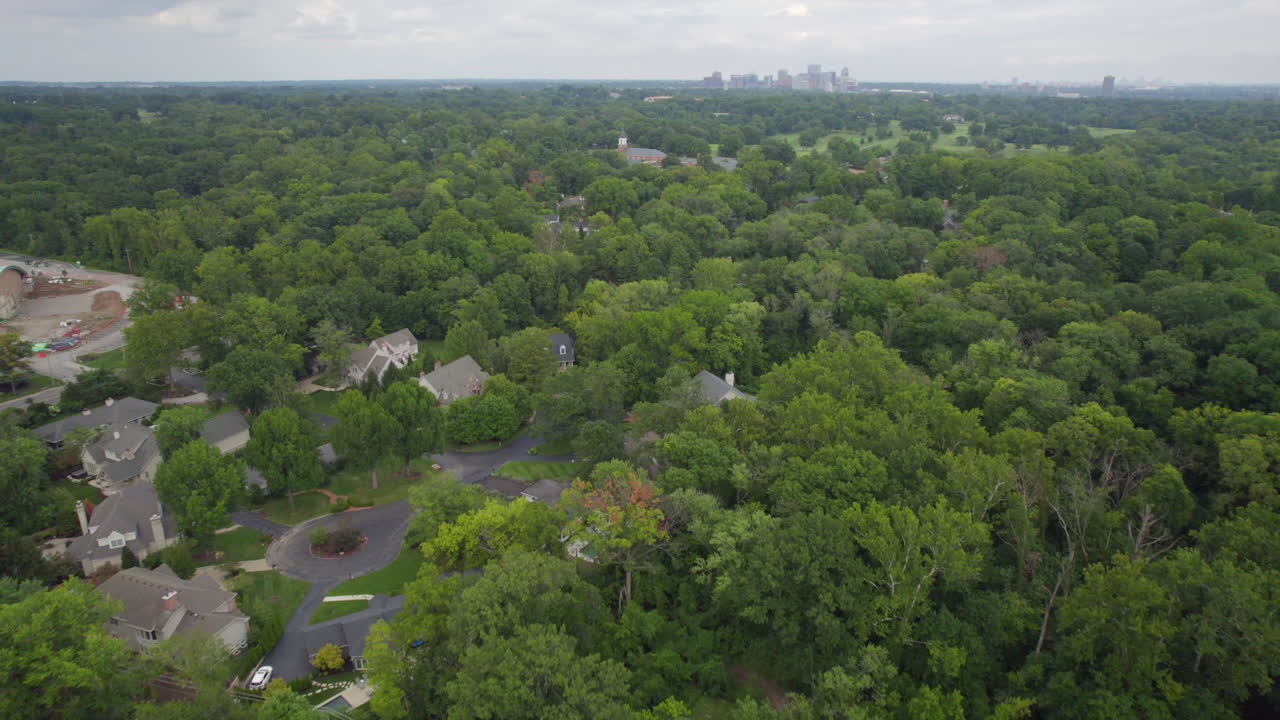 鄰居的房子和向教堂的尖塔和克萊頓的天際線之外在聖