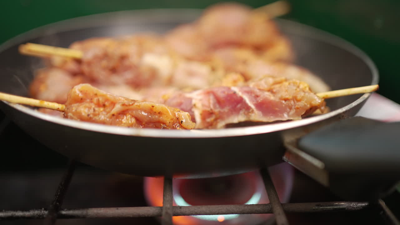 육즙이 많고 맛있는 치킨 수블라키 꼬치는 캠프 스토브에서 요리하고, 느린 동작