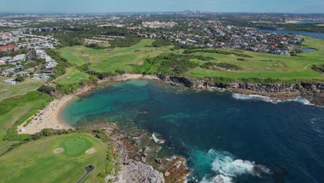 Little-Bay-Beach-Y-Sus-Alrededores-En-Sydney,-Nueva-Gales-Del-Sur,-Australia---Toma-Aérea-Con-Drones