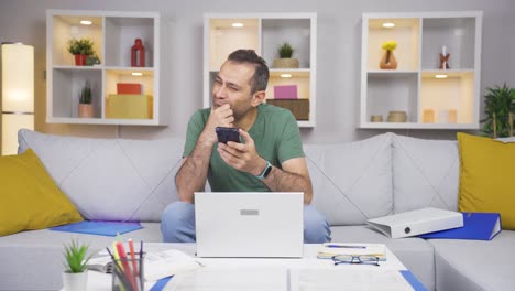 trabajador de oficina en casa enviando mensajes de texto.