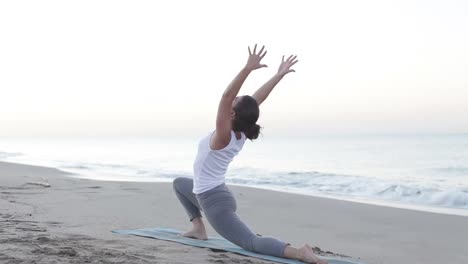 Junge-Frau-Beim-Yoga-32