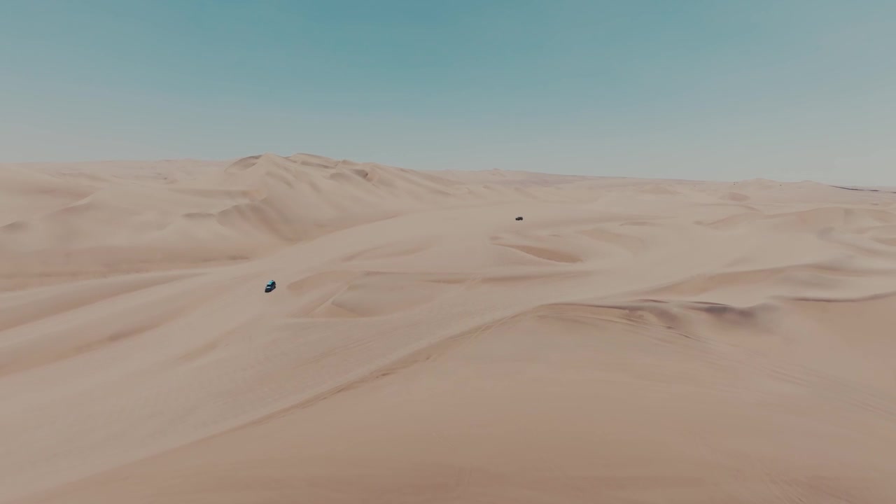 Dune Buggy nel deserto di Ica vicino all'Oasi di Huacachina in Perù. Ripresa aerea