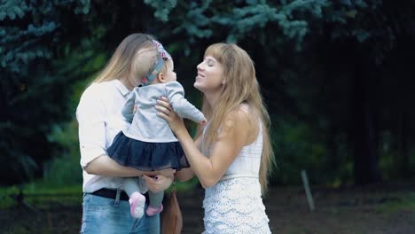 Joven-Y-Bonita-Madre-Sosteniendo-A-Un-Bebé