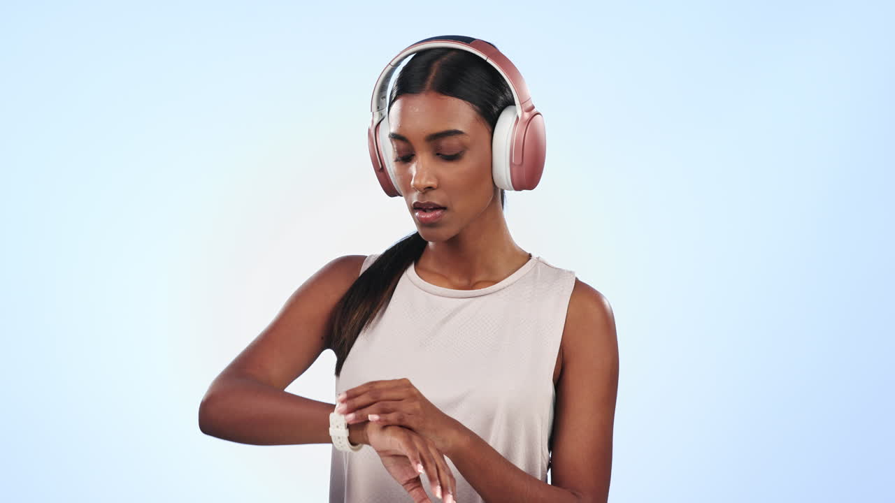 fitness, auriculares y mujer con reloj en el estudio