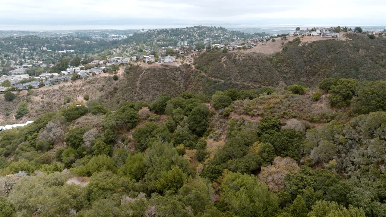거대한 산, 푸른 하늘, 샌프란시스코 한가운데 위치한 마을의 아름다운 풍경