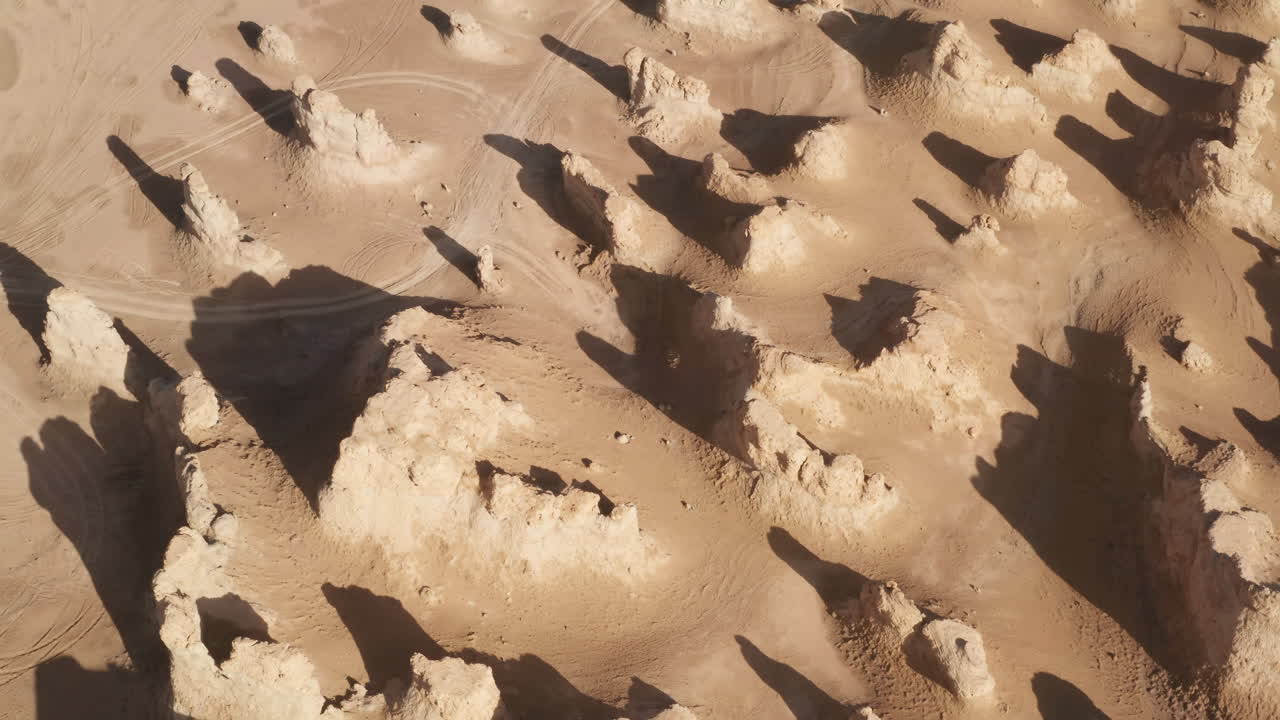 언덕과 침식 지형, 자연 배경.