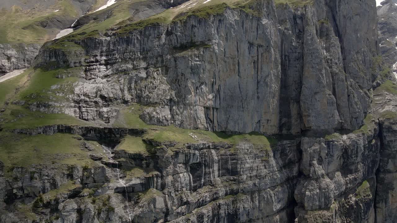 volando junto a los flancos verticales del valle de oeschinen en los alpes suizos