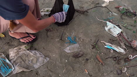 covid-19 4k máscaras médicas brote de coronavirus arrojado en la playa