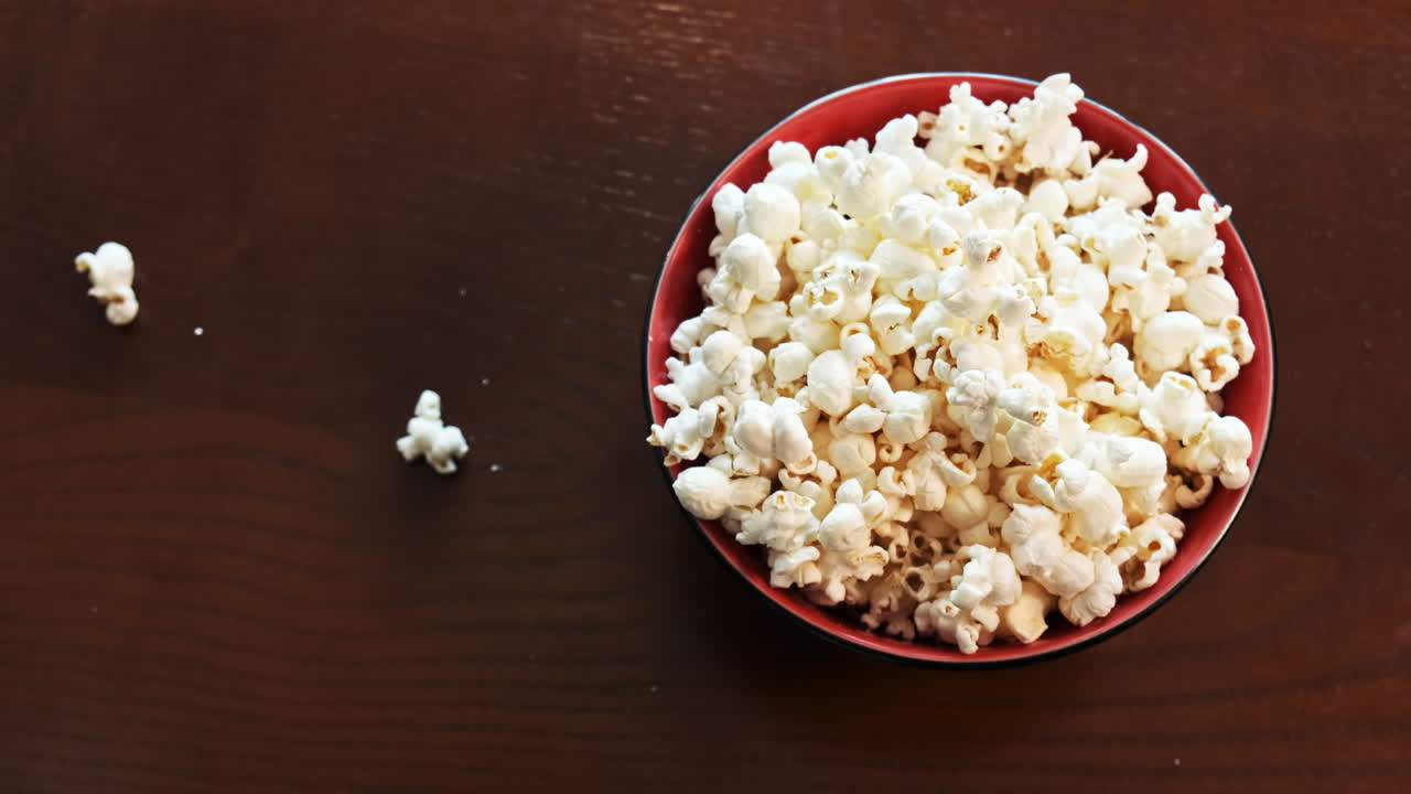 Verser le pop-corn du sachet dans un plat. Vue de dessus