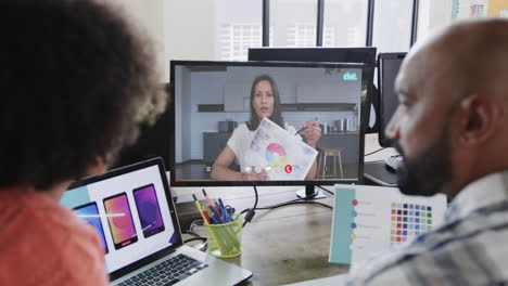 hombres de negocios afroamericanos en videollamada con una colega caucásica en la pantalla