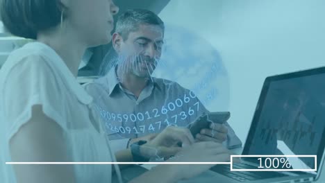 animación de una mujer de negocios y un hombre de negocios usando una tableta digital y una computadora portátil con globo