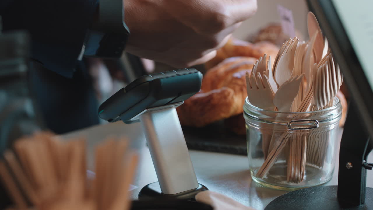 가까운 고객이 스마트 워치를 사용하여 접촉없는 결제를하고 모바일 돈 송금 디지털 거래 서비스 기술로 카페에서 돈을 쓰고 있습니다.