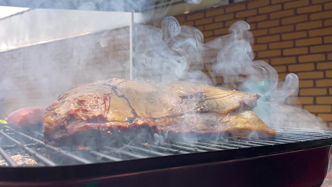 escena en cámara lenta de corte de carne a la parrilla