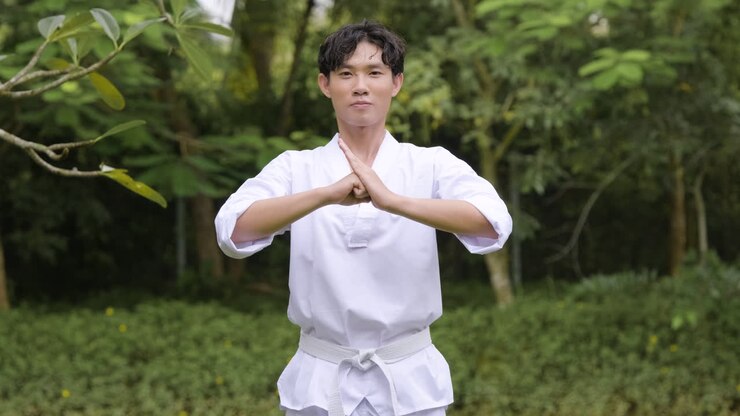 Uomo che inizia una lezione di taekwondo