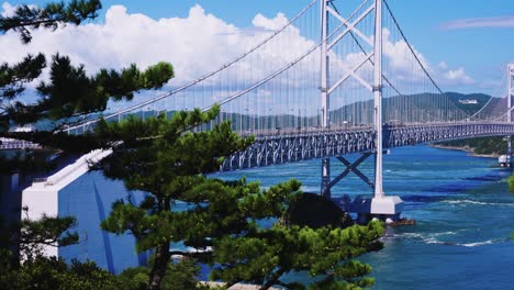 el gran puente de naruto entre el japón continental y la isla de awaji