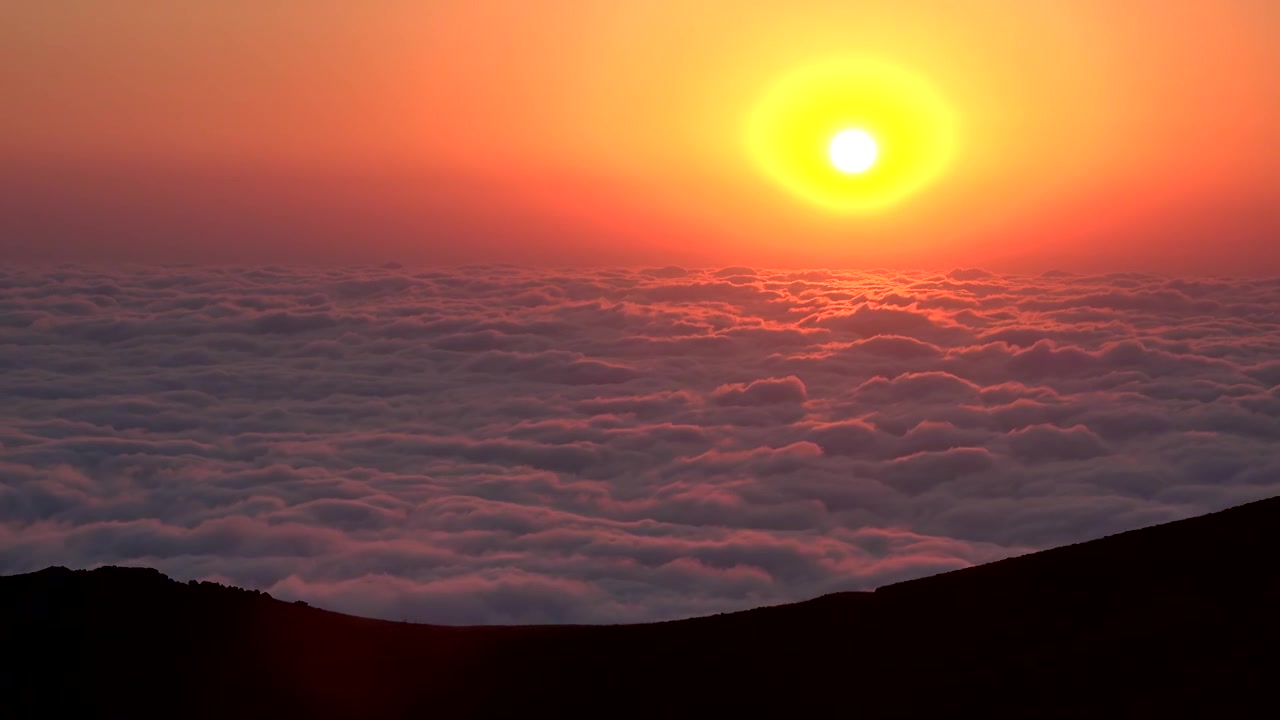 Upea auringonnousu pilvimeren yllä vuorenhuipulta