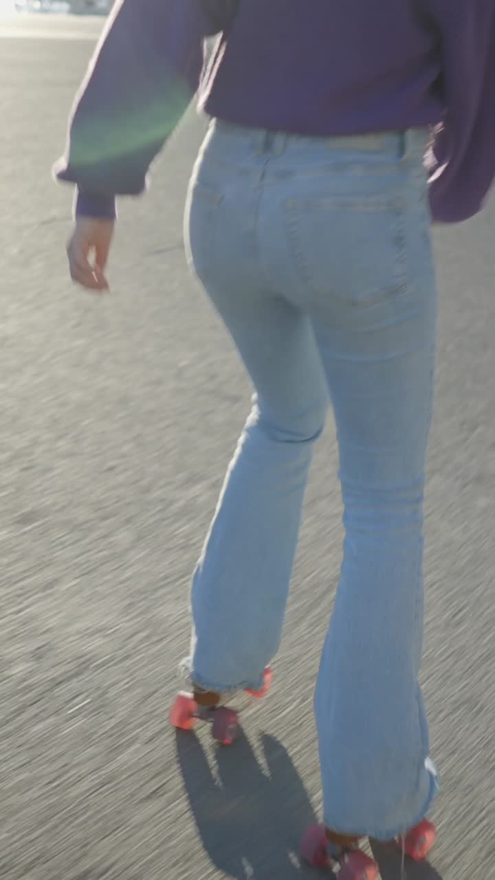 Una persona che pattina a rotelle all'aperto con jeans a zampa d'elefante