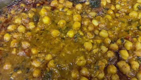 chole oder chana masala oder würzige kichererbsen ist ein traditionelles nordindisches gericht