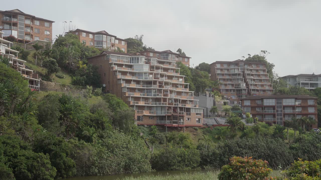 bloque de apartamentos sobre el río