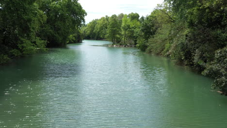 über-Dem-Wasser-Aufgenommener-Fluss-Le-Lez,-Entdeckung-Der-Stadt-Montpellier,-Luftaufnahme