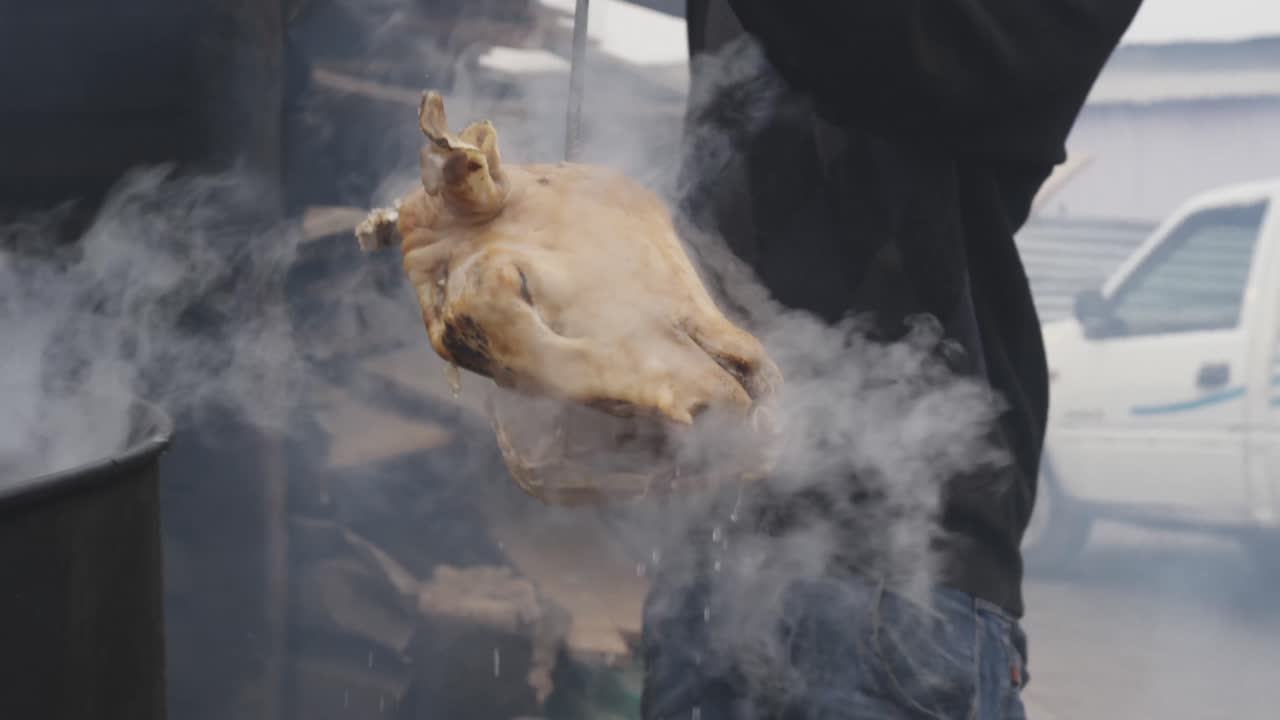 아프리카 사람 이 스테이크 로 고기 를 가져가고 있다