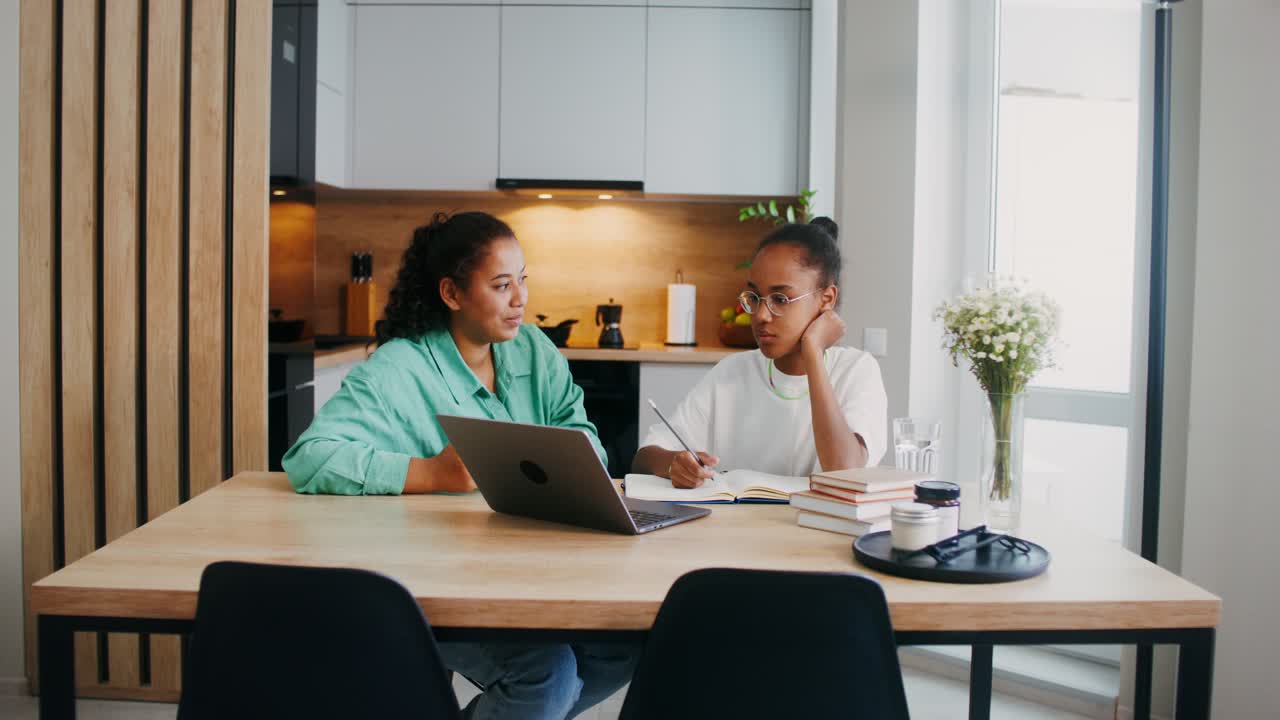 madre e hija estudiando juntos en casa