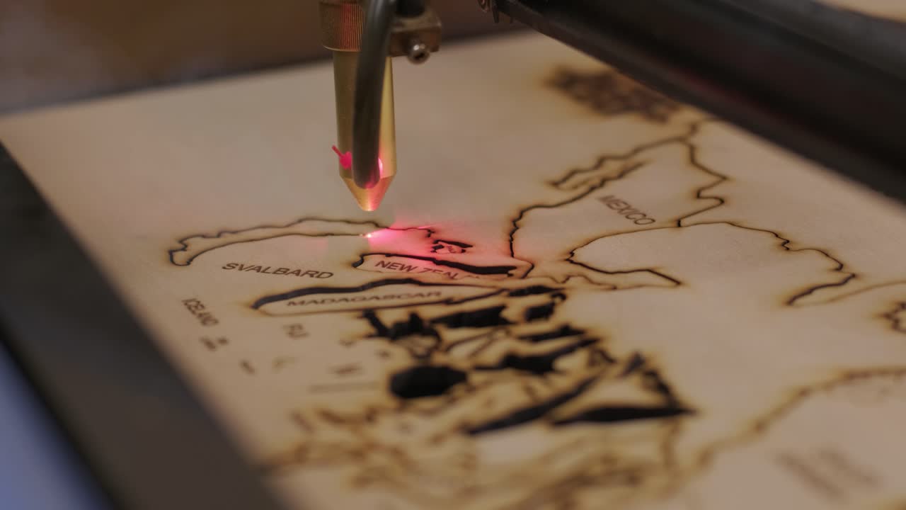 la máquina de corte por láser cnc corta el mapa del mundo en tabla de madera y contrachapado
