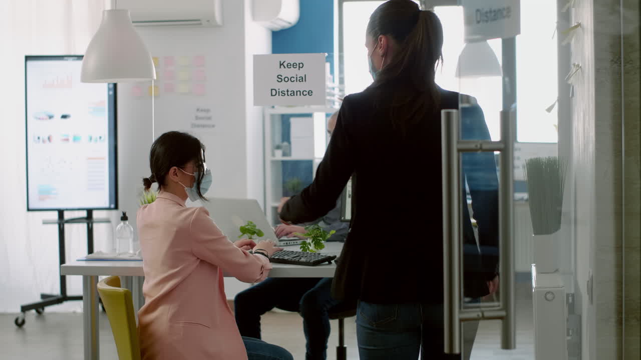 mujeres de negocios tocando el codo durante el brote de coronavirus