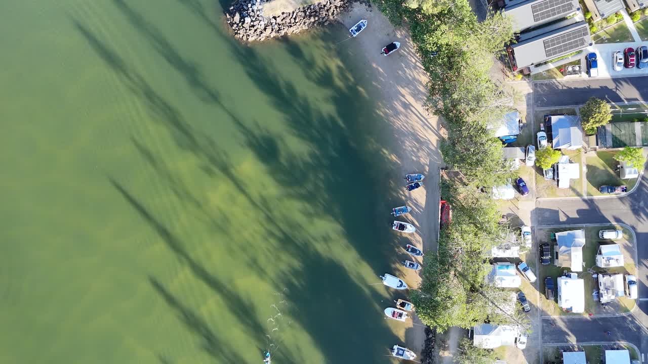 위에서 찍은 배와 해안선