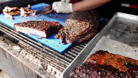 el chef de la parrilla de barbacoa talla la pechuga de res ahumada