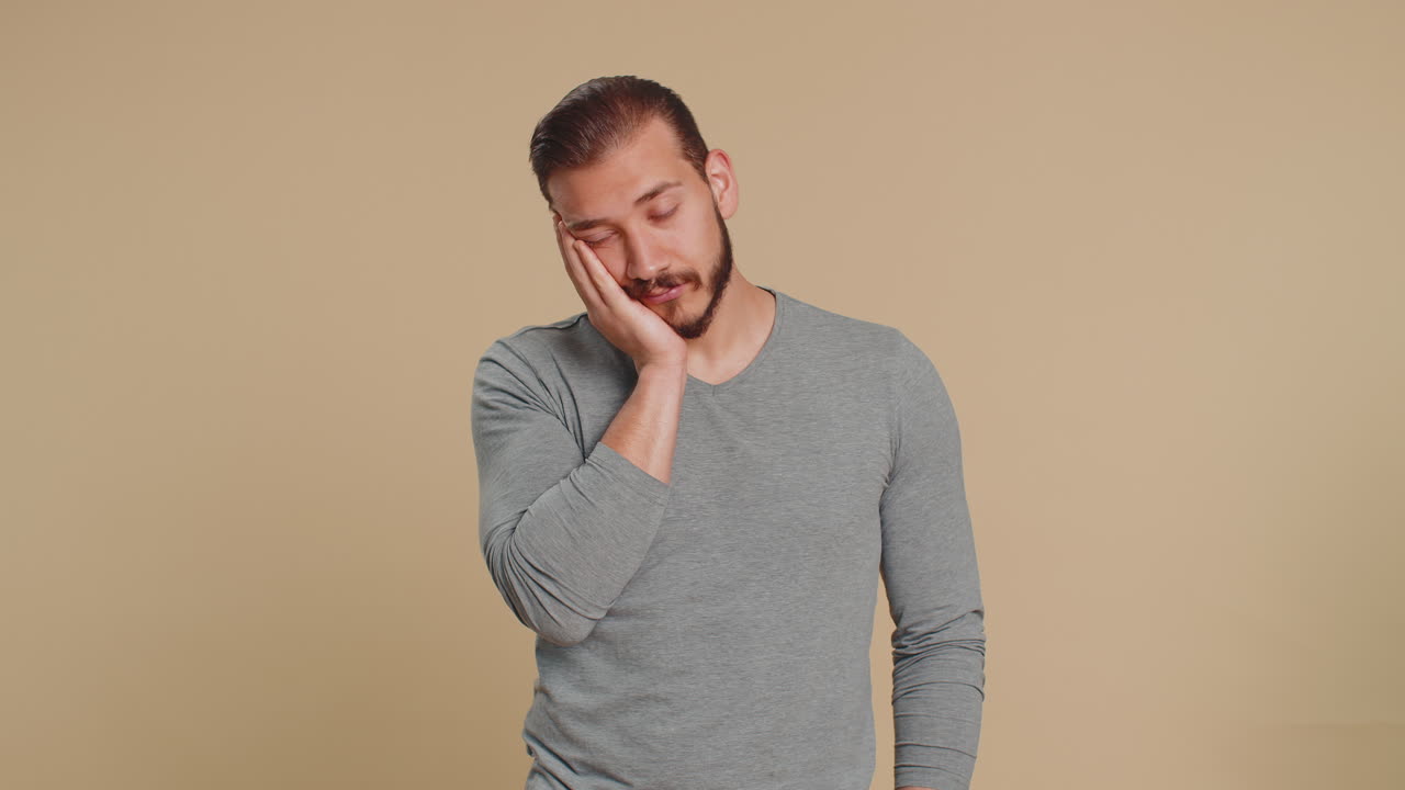 Uomo stanco, annoiato, con espressione indifferente, esausto per una storia noiosa e disinteressato alla comunicazione