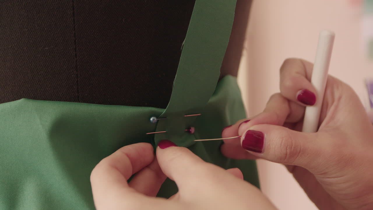 poner aguja en textil debajo de cerca