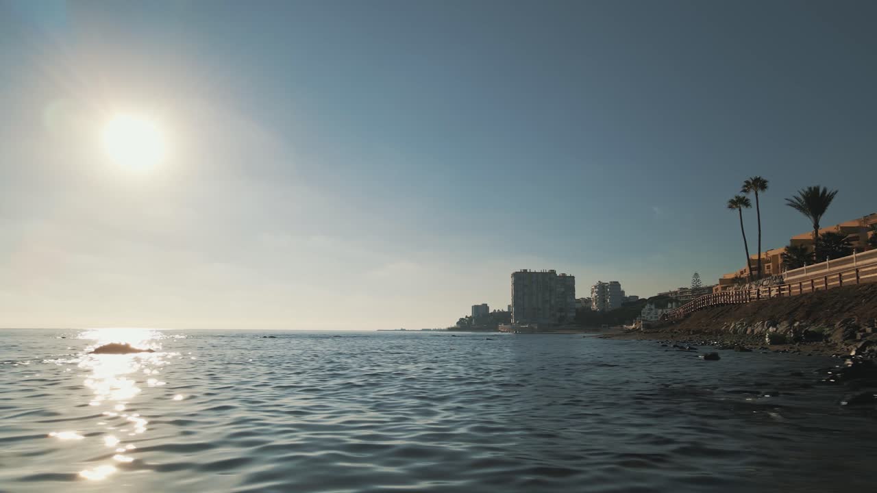 옆으로 물로 이동하는 해안선에 마을의 실루엣