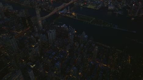 Vorwärts-Fliegen-über-Abendstadt.-Blick-Aus-Der-Vogelperspektive-Auf-Die-Beleuchtete-Queensboro-Bridge.-Manhattan,-New-York-City,-Vereinigte-Staaten