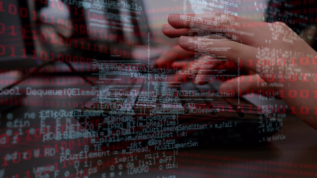 animación de código binario y procesamiento de datos sobre las manos de una mujer caucásica escribiendo en el teclado