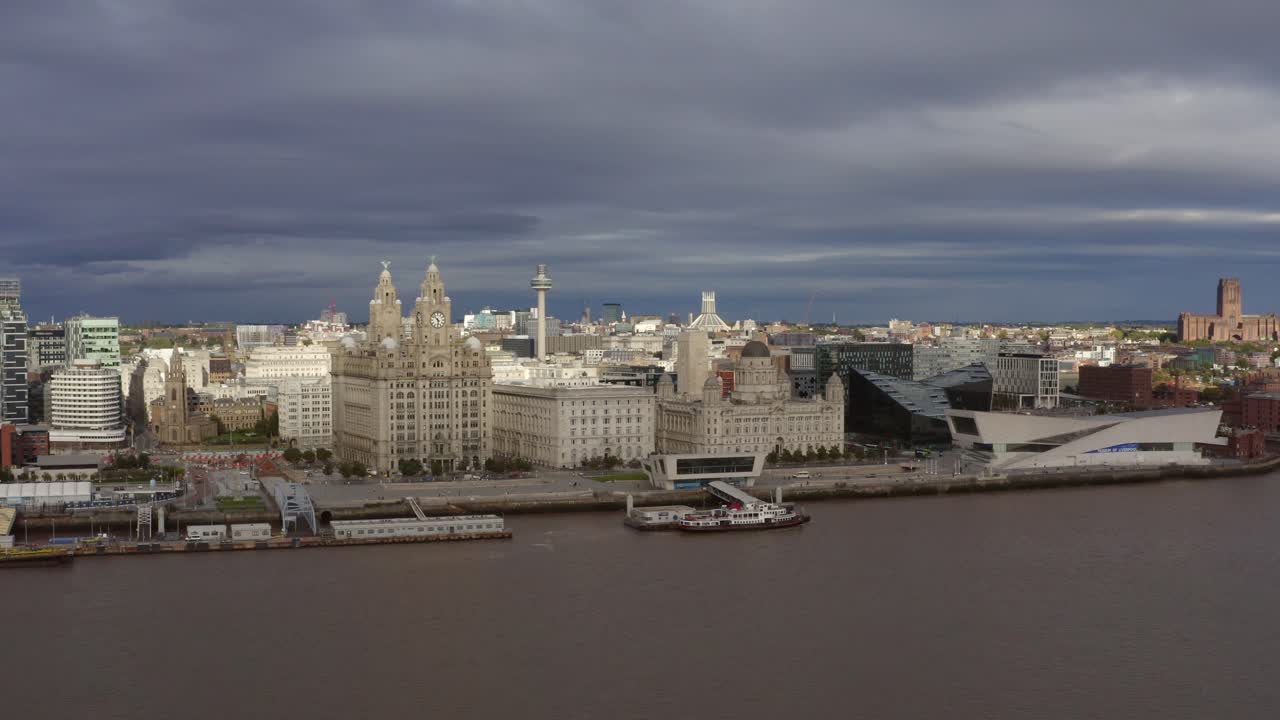 쓰리 그레이스와 맨섬을 선회하는 드론 샷