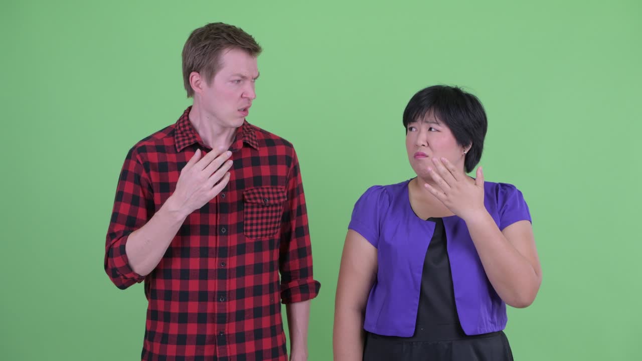 과체중 아시아 여성과 스터 남자가 함께