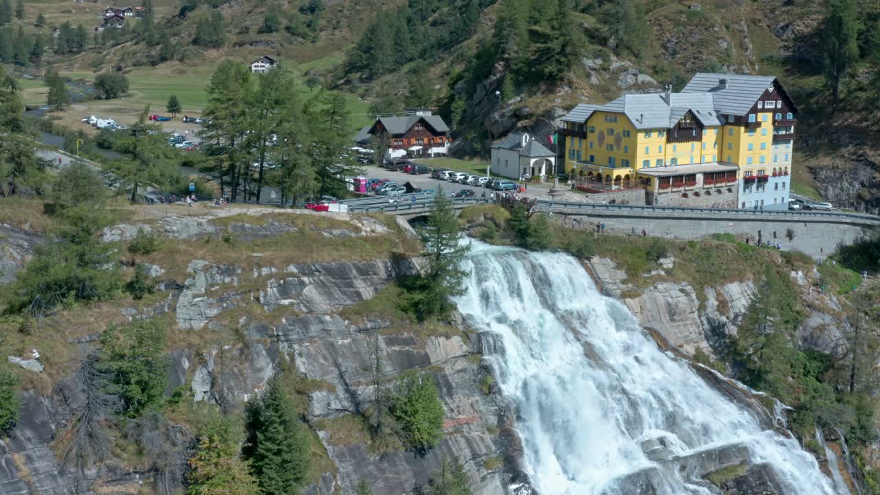 Vodopád kaskádovitě padající po skalní stěně útesu, Cascata del Toce.