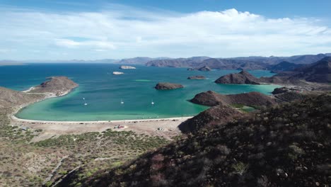 Pintoresca-Playa-De-Playa-Santispac-En-Bahía-Concepción-Cerca-De-Mulegé-En-Baja-California-Sur,-México